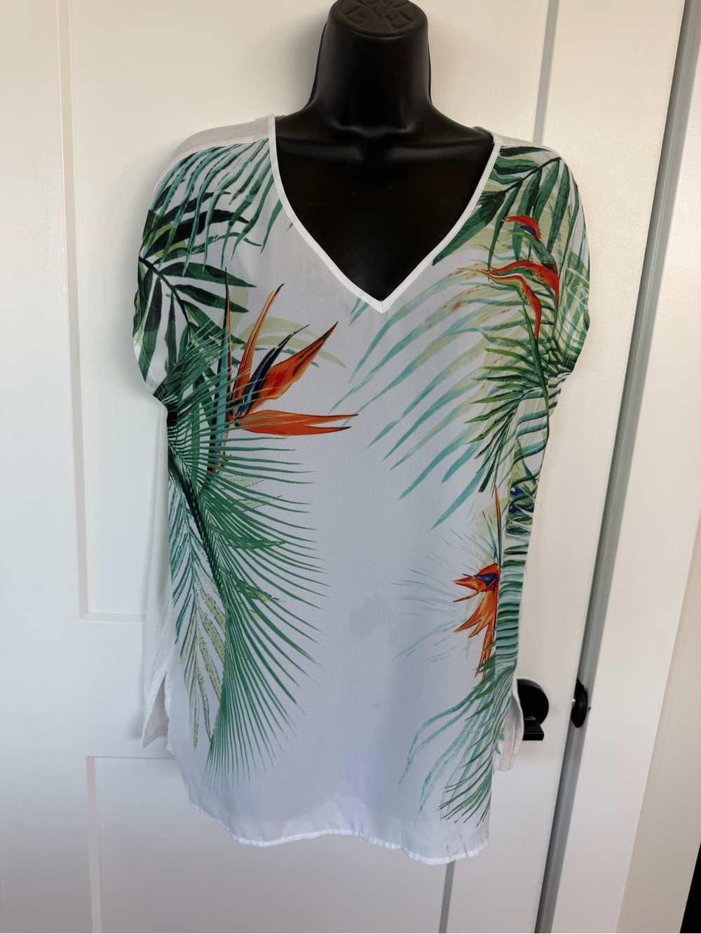 REITMANS LADIES SZ LARGE BEAUTIFUL FLOWY TROPICAL V NECK BLOUSE /-  STRAPPY BACK